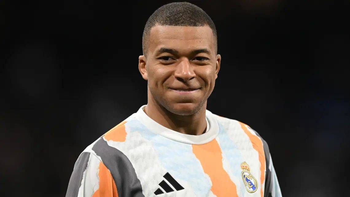 NG体育-姆巴佩在TES比赛中比赛规则变更，比赛局势复杂引发热议！